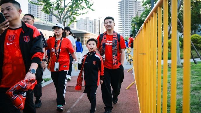 爱游戏体育app下载-只是一场足球赛，为何价值高达 1.35 亿元！？