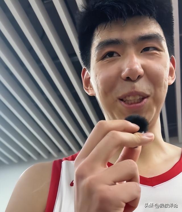 爱游戏体育-徐昕：穿上国家队战袍感觉非常不错 调侃王俊杰多传球逗乐记者